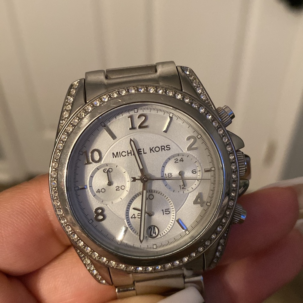 Micheal Kors Sliver with Crystal watch 39MM - Picture 3 of 10